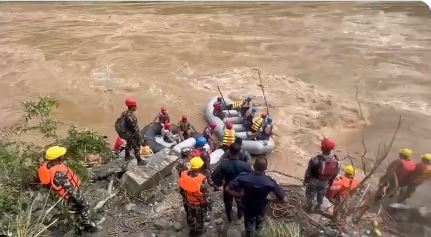 नेपाल में भूस्खलन की चपेट में आई दो बसें नदी में बहीं, सात भारतीयों समेत 65 यात्री लापता
